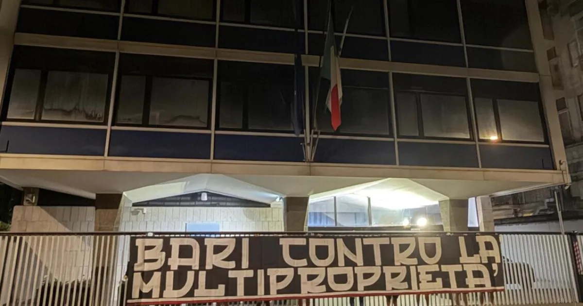Bari contro la multiproprietà: striscione davanti alla FIGC