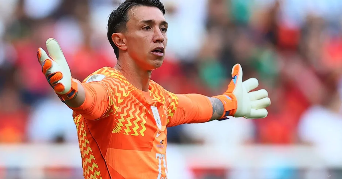 Disastro Muslera: Bielsa lo boccia all'intervallo contro la Spagna, record negativo per il portiere dell'Uruguay