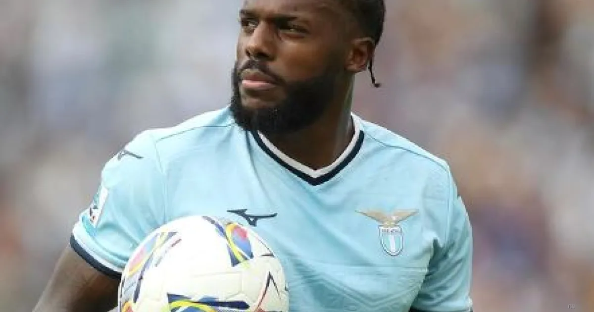 Tavares verso la porta d'uscita dalla Lazio