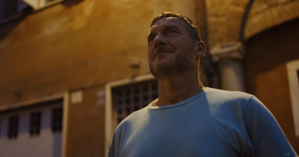 Francesco Totti diventa Spider-Man: l'ex Capitano della Roma protagonista del nuovo spot Sony tra le vie della Capitale
