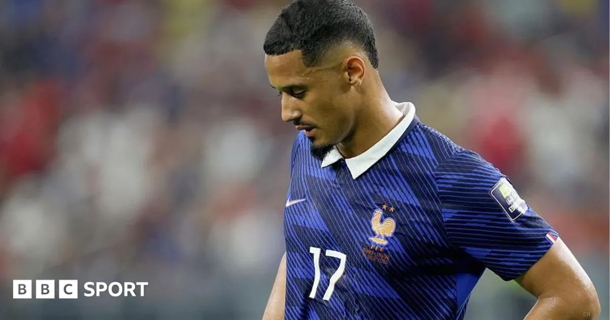 Arsenal, tegola Saliba: lungo stop per il difensore francese dopo l'infortunio al Mondiale