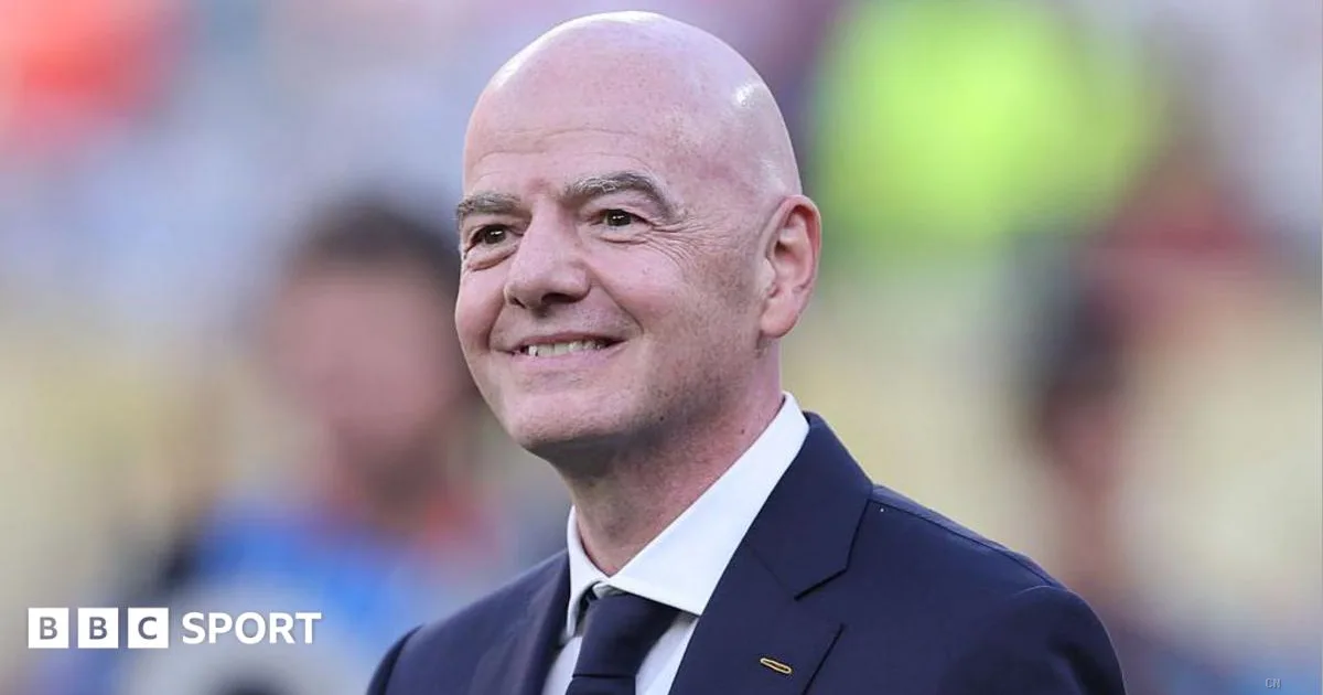 Infantino risponde ai critici: 'Meditate, pregate o guardate il calcio'