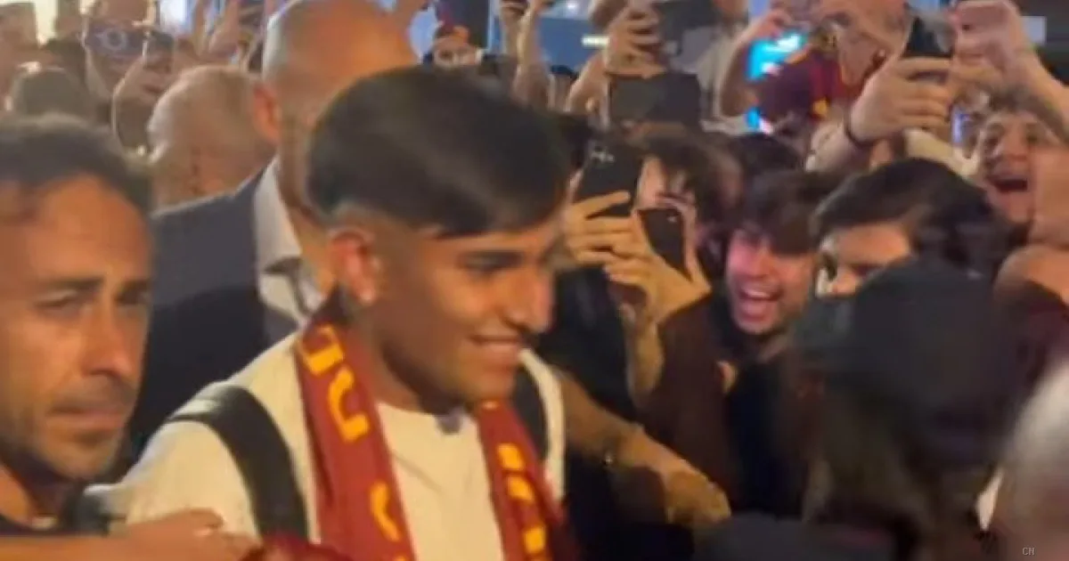 Castro arriva a Roma: la folla lo accoglie