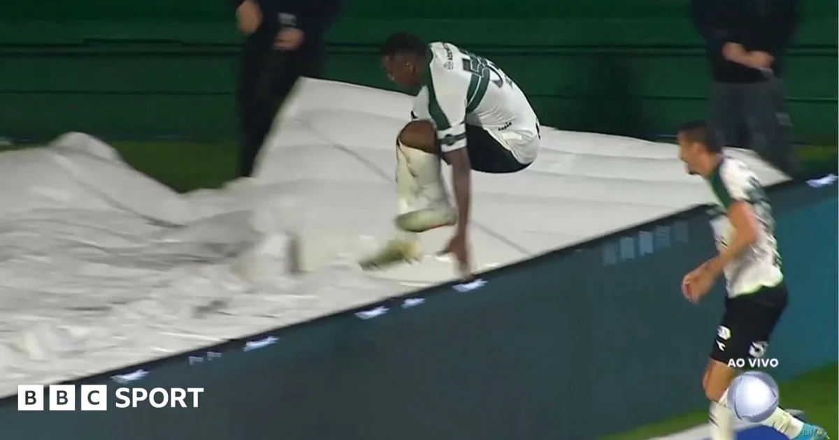 Calciatore brasiliano cade in un buco durante la celebrazione di un gol