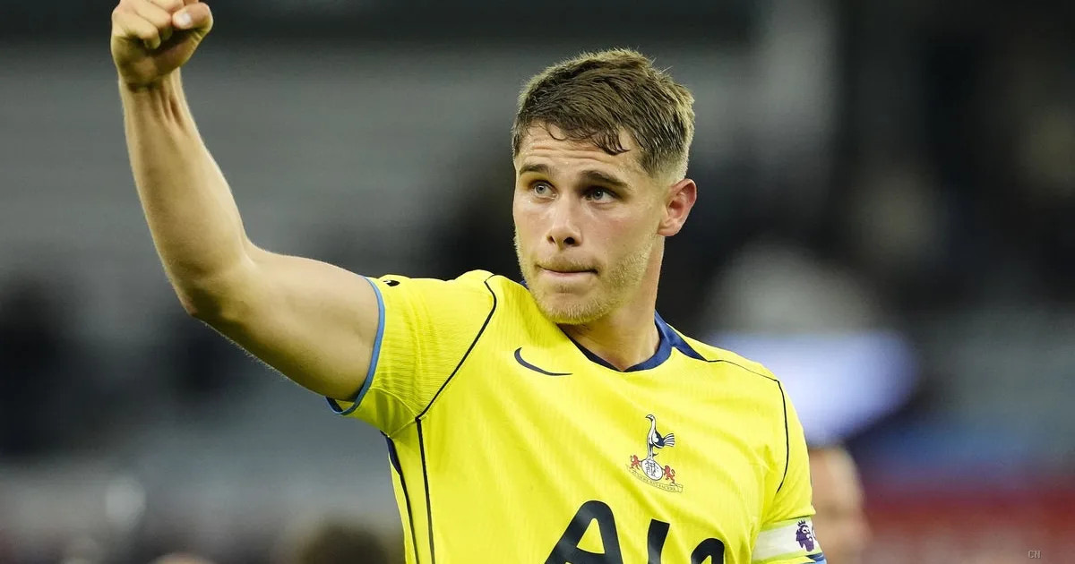 Micky van de Ven rinnova con il Tottenham