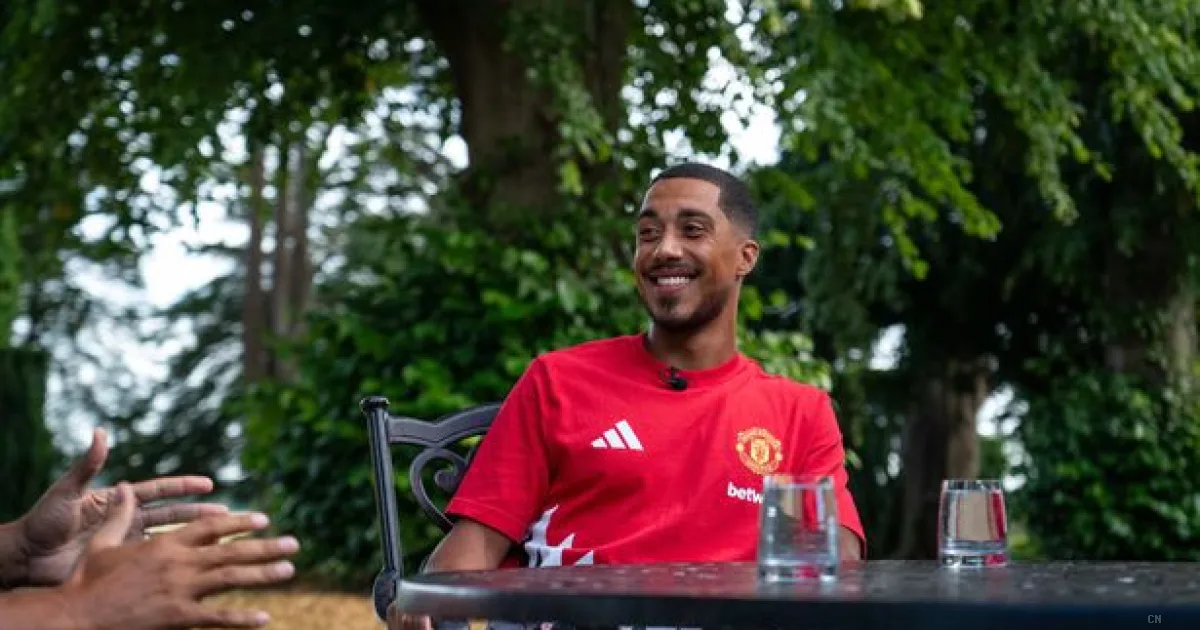 Manchester United, Tielemans scende in campo per Rashford: parole al miele anche per il talento Mainoo