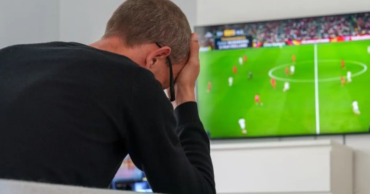 Calcio moderno sotto accusa: dai rincari dei biglietti al VAR, ecco cosa fa infuriare i tifosi di tutto il mondo