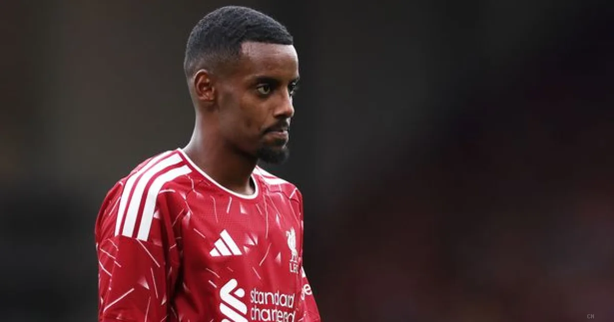 Newcastle-Liverpool, Isak nel mirino: accoglienza durissima per l'attaccante svedese al St James' Park