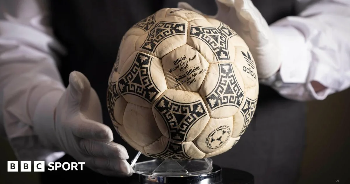 Asta da record per il pallone della 'Mano de Dios': venduto per 2,5 milioni di sterline il cimelio di Maradona