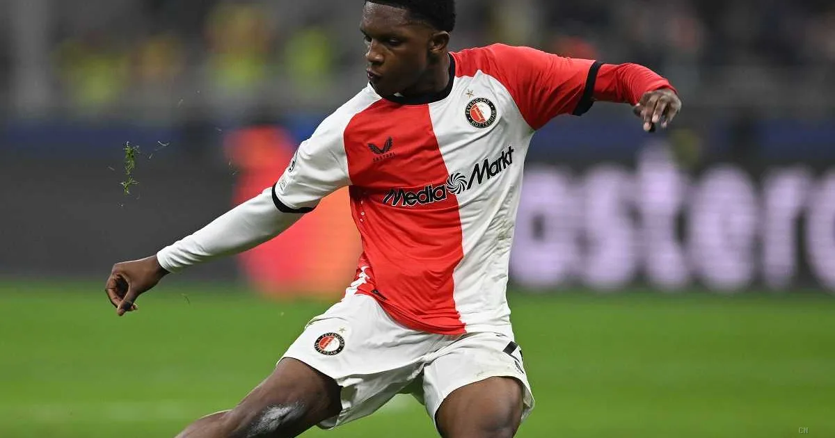 Roma, occhi su Givairo Read: il nuovo talento del Feyenoord che ricorda Dumfries per la fascia destra