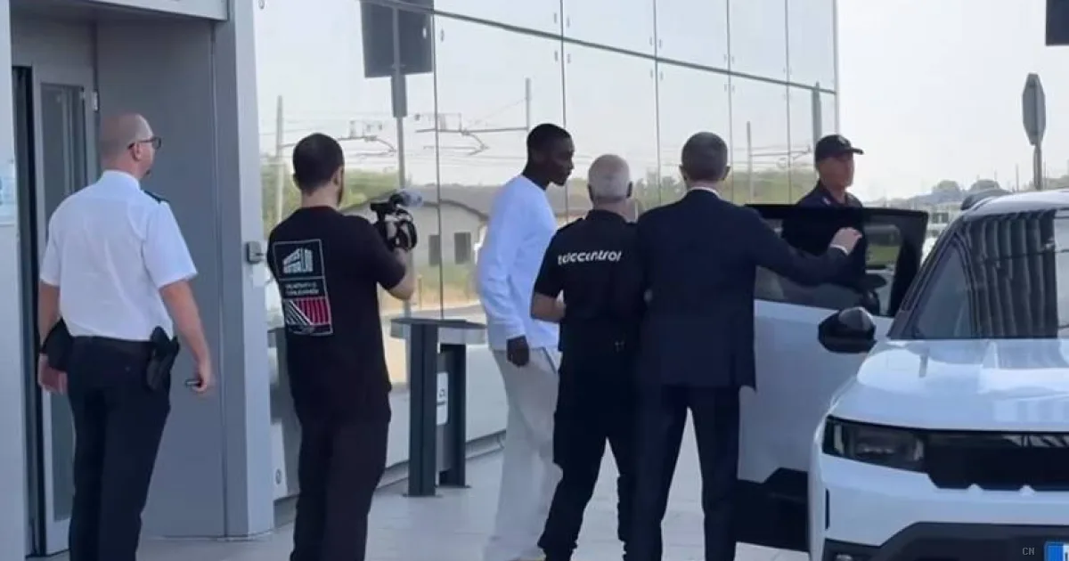 Kolo Muani a Torino: le visite mediche e la firma
