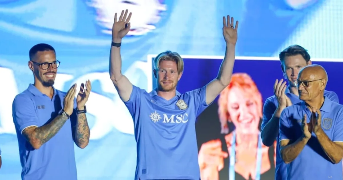 De Bruyne, gesto da vero leader per il Centenario del Napoli: volo privato a sue spese per abbracciare la città