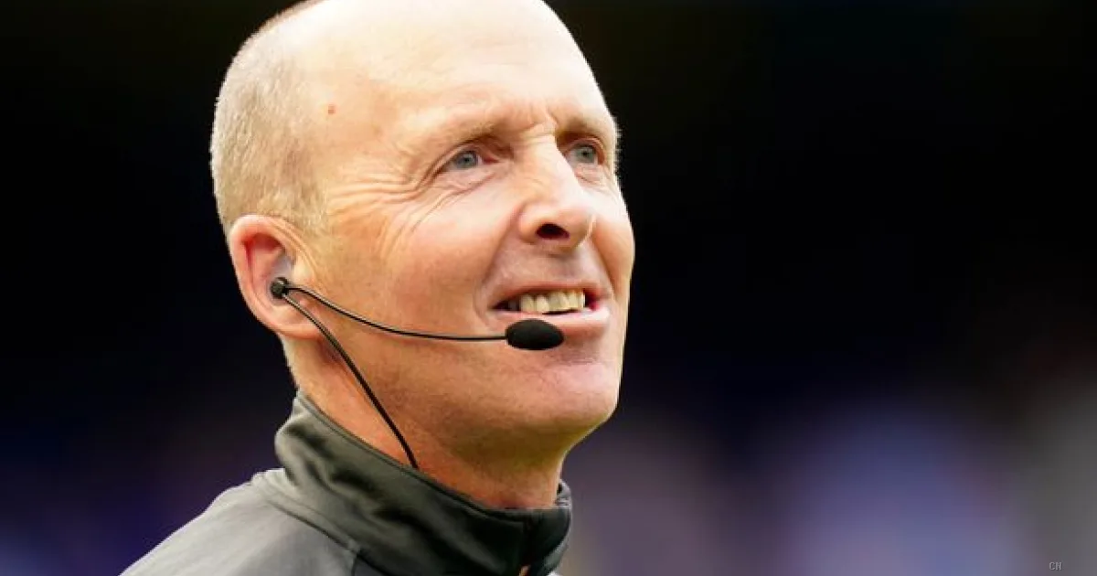 Terremoto in Premier League: le confessioni shock di Mike Dean scatenano la furia degli ex arbitri inglesi